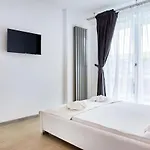 Iris Alessi Pool & Appartement