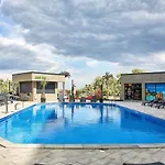 Iris Alessi Pool & Appartement