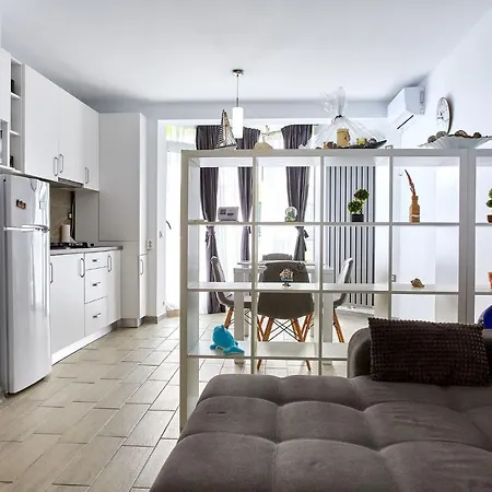 아파트 Iris By Alz Năvodari