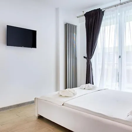 Iris Alessi Pool & Apartment