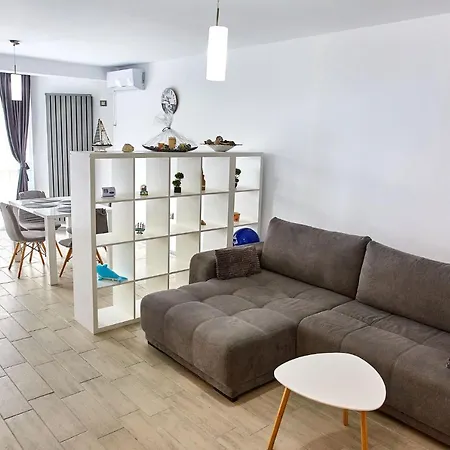 Iris Alessi Pool & Apartment